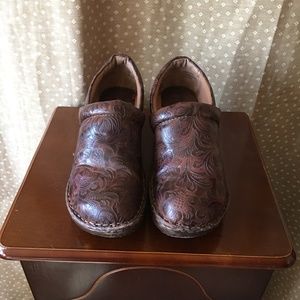 BOLO classic nursing clog. Etched man made upper.